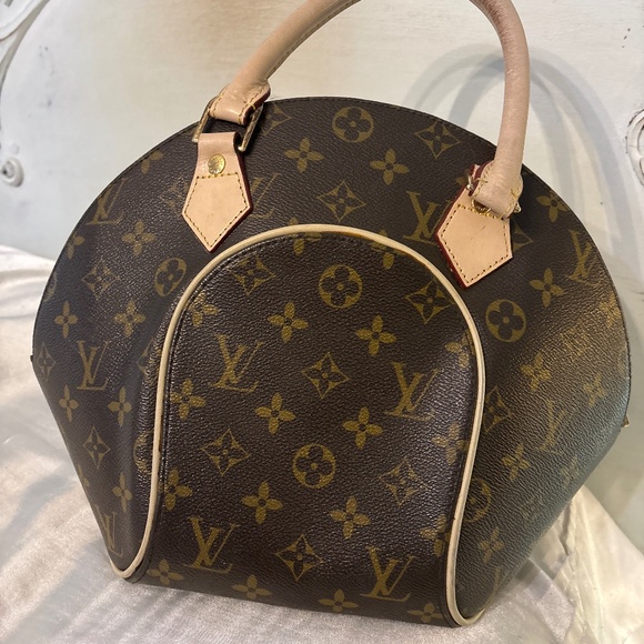 Louis Vuitton - Picture 1 of 2